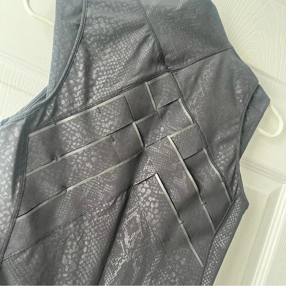 Lululemon Light Speed Reflective Vest Size 2 in Desert Snake Embossed Black NWT - Picture 8 of 12